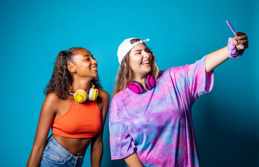 Dos jóvenes se hacen un selfi con el móvil
